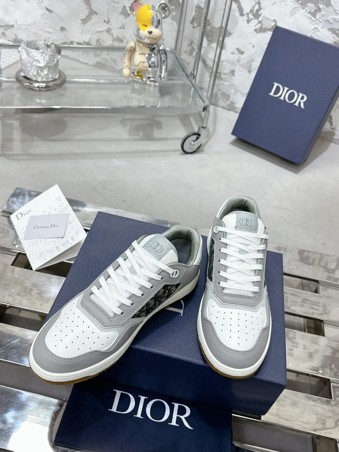 👟👟Ex-factory price 480👟👟 Dior Dior B27 series Couple model Presbyopia Stone pattern Casual sports shoes Sneakers Original purchase development and production This B27 low-top sports shoes are new products in the series and continue Dior's classic style. Crafted from white and gray smooth calfskin, it features white Oblique Galaxy printed leather panels on the sides. The "CD Icon" shaped shoelace eyelets are clever and delicate, and the two-color rubber sole, rear collar and heel are all equipped with the brand's iconic details to enhance the style. Fashionable and versatile, it can complement any look. Exquisitely packaged at the delivery counter🛍📦 ▪️Fabrics: Original customized calfskin + Oblique floral fabric ▪️Inner lining: Customized breathable lining ▪️Outsole: Original molded T👟👟Ex-factory price U combination outsole ▪️Sole thickness: 3CM ▪️Size: Women's code 35-41 / Men's code 38-45